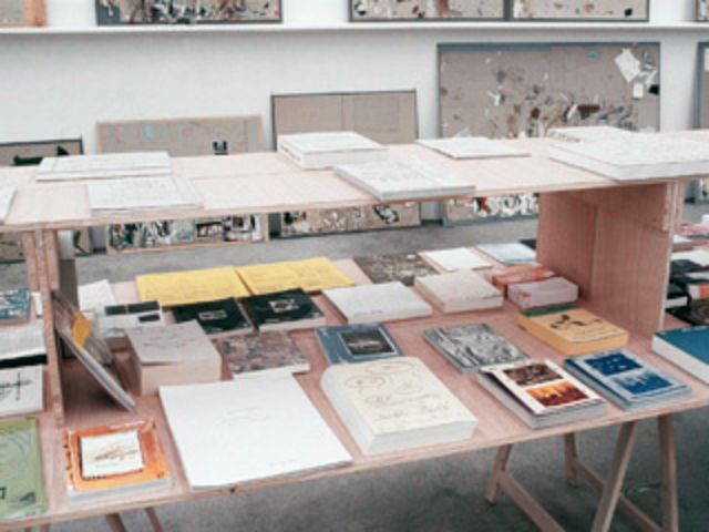 Flacher Abfall (1957–1976/1992) und Tisch mit Büchern